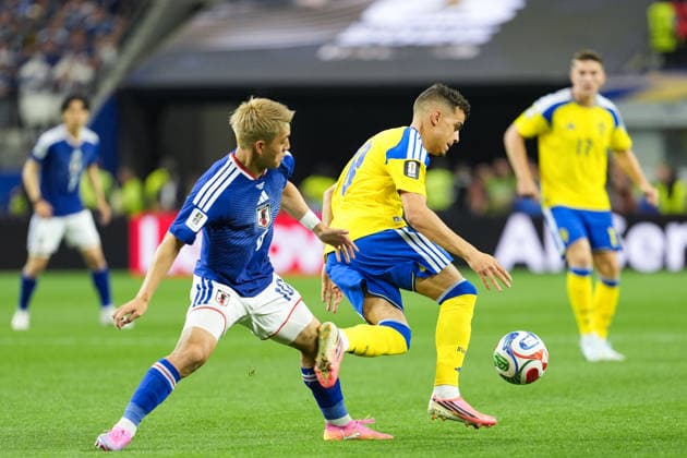 Yasin Ayari of Sweden (R) runs with the ball under pressure from Ritsu Doan of Japan (L) during a FIFA Men’s World Cup 2026 Group Stage football match between Japan and Sweden at Dallas Stadium, in East Rutherford on June 25th 2026 (Photo by LVDIDI SPP)  Copyright: xLVDIDI SPPx Sportspressphoto_SPR177114