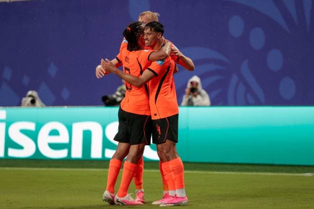 KANSAS CITY, 25-06-2026, Kansas City Stadium, World Cup 2026 Match between Tunesia and The Netherlands. Picture Shows Netherlands player Jan Paul van Hecke celebrates the 1-3 with Netherlands player Nathan Ake and Netherlands player Tijjani Reijnders Tunesia - Netherlands (World Cup 2026)  x204648952x Copyright: