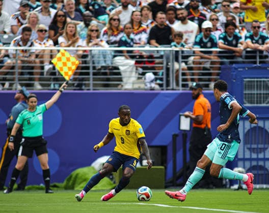 June 25, 2026, Rutherford, New Jersey, USA: Ecuador forward John Yeboah (9) controls the ball during the June 25th FIFA World Cup, WM, Weltmeisterschaft, Fussball 2026 matchup between Ecuador and Germany at MetLife Stadium in East Rutherford, New Jersey. FIFA World Cup 2026: Ecuador : Germany  - ZUMAs325 20260625_zsp_s325_039 Copyright: xJessxStilesx