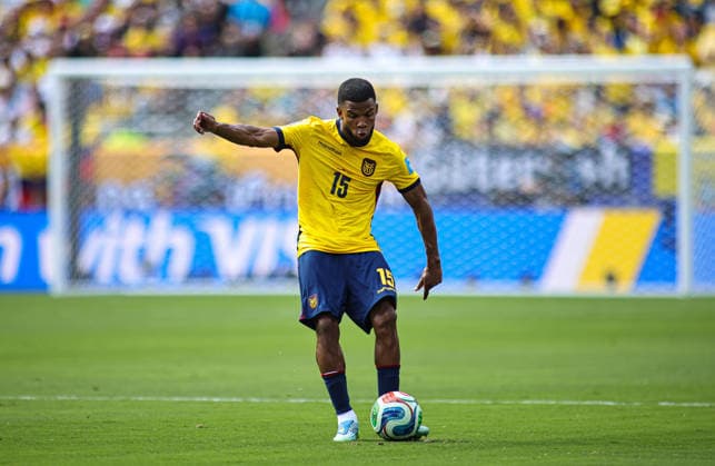 June 25, 2026, Rutherford, New Jersey, USA: Ecuador midfielder Pedro Vite (15) controls the ball during the June 25th FIFA World Cup, WM, Weltmeisterschaft, Fussball 2026 matchup between Ecuador and Germany at MetLife Stadium in East Rutherford, New Jersey. FIFA World Cup 2026: Ecuador : Germany  - ZUMAs325 20260625_zsp_s325_042 Copyright: xJessxStilesx