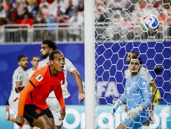 KANSAS - Virgil van Dijk of the Netherlands watches Jan Paul van Hecke s goal for the Netherlands during the 2026 FIFA World Cup, WM, Weltmeisterschaft, Fussball Group F match between Tunisia and the Netherlands at Kansas City Stadium on June 25, 2026, in Kansas, United States. KOEN VAN WEEL ANP FIFA World Cup 2026 group stage 2026 xVIxANPxSportx xxANPxIVx 561998077 originalFilename: 561998077.jpg