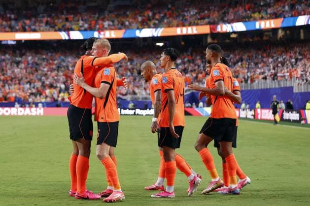 KANSAS - (lr) Virgil van Dijk of the Netherlands, Jan Paul van Hecke of the Netherlands celebrate the 1-3 during the FIFA 2026 World Cup Group F match between Tunisia and the Netherlands at Kansas City Stadium on June 25, 2026, in Kansas, United States. ROBIN VAN LONKHUIJSEN ANP FIFA World Cup, WM, Weltmeisterschaft, Fussball 2026 group stage 2026 xVIxANPxSportx xxANPxIVx 561998139 originalFilename: 561998139.jpg