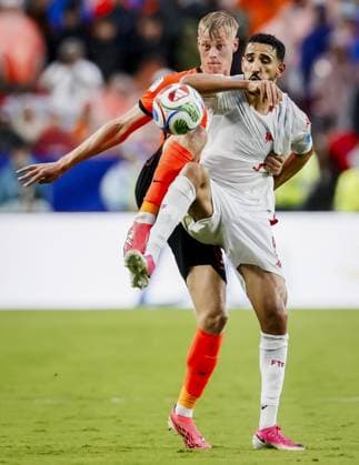 KANSAS - Jan Paul van Hecke for the Netherlands and Hazem Mastouri for Tunisia during the 2026 FIFA World Cup, WM, Weltmeisterschaft, Fussball Group F match between Tunisia and the Netherlands at Kansas City Stadium on June 25, 2026, in Kansas, United States. KOEN VAN WEEL ANP FIFA World Cup 2026 group stage 2026 xVIxANPxSportx xxANPxIVx 561998173 originalFilename: 561998173.jpg