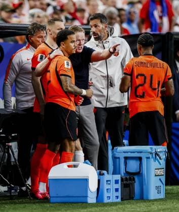 KANSAS - Netherlands coach Ronald Koeman and Justin Kluivert of the Netherlands during the FIFA World Cup, WM, Weltmeisterschaft, Fussball 2026 Group F match between Tunisia and the Netherlands at Kansas City Stadium on June 25, 2026, in Kansas, United States. KOEN VAN WEEL ANP FIFA World Cup 2026 group stage 2026 xVIxANPxSportx xxANPxIVx 561998504 originalFilename: 561998504.jpg