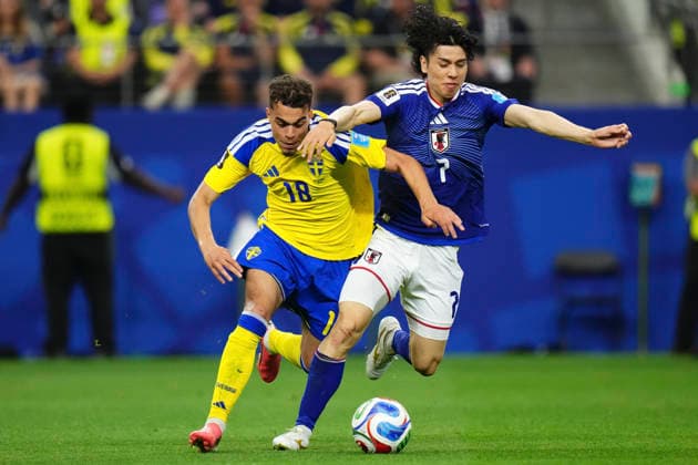 June 25, 2026, Arlington, Texas, United States: Yasin Ayari of Sweden and Ao Tanaka of Japan compete for the ball during the FIFA World Cup, WM, Weltmeisterschaft, Fussball 2026 Group F match between Japan and Sweden at Dallas Stadium on June 25, 2026 in Dallas, United States. Arlington United States - ZUMAa181 20260625_zaa_a181_026 Copyright: xJosexBretonx