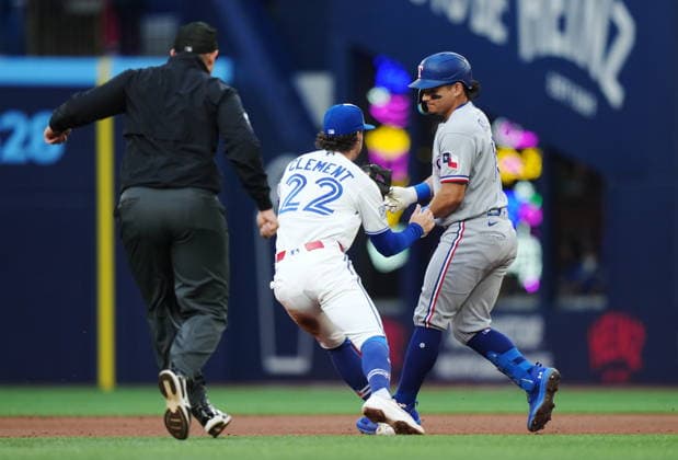 June 25, 2026, Toronto, On, CANADA: Toronto Blue Jays shortstop Ernie Clement (22) tags out Texas Rangers Alejandro Osuna (19) in a rundown between first and second base during second inning MLB, Baseball Herren, USA baseball action in Toronto, on Thursday, June 25, 2026. Canada News - June 25, 2026  - ZUMAc35_ 20260625_zaf_c35_107 Copyright: xNathanxDenettex
