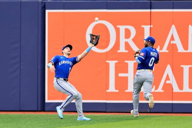 June 25, 2026, St. Petersburg, Florida, USA: Tampa Bay Rays second baseman Ben Williamson (15) catches a fly ball off the bat of Tampa Bay Rays catcher Hunter Feduccia (9) during an MLB, Baseball Herren, USA game on June 25, 2026 at Tropicana Field. The Rays beat the Royals 13-2. St. Petersburg USA - ZUMAh180 20260625_zsp_h180_064 Copyright: xKimxHukarix