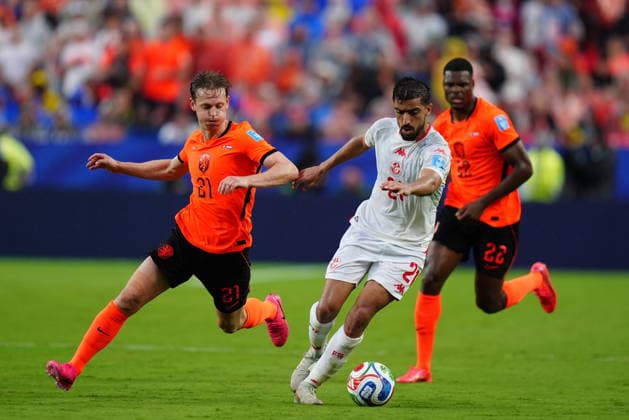 Tunisia v Netherlands - FIFA World Cup, WM, Weltmeisterschaft, Fussball 2026 - Group F KANSAS CITY, UNITED STATES - JUNE 25: Mohamed Amine Ben Hmida (R) of Tunisia in action against Frenkie de Jong (L) of Netherlands during the 2026 FIFA World Cup First Stage Group F match between Tunisia and Netherlands at Arrowhead Stadium (Kansas City Stadium) in Kansas City, Missouri, United States on June 25, 2026. Hakan Akgun Anadolu Missouri United States. Editorial use only. Please get in touch for any other usage.  Copyright: x2026xAnadoluxHakanxAkgunx