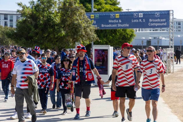 June 25, 2026, Los Angeles, California, USA: Soccer fans arrive before the FIFA World Cup, WM, Weltmeisterschaft, Fussball Group D match between the United States and Turkey at SoFi Stadium in Inglewood, Calif., Thursday, June 25, 2026. Los Angeles USA - ZUMAc68_ 20260625_zaf_c68_004 Copyright: xRingoxChiux