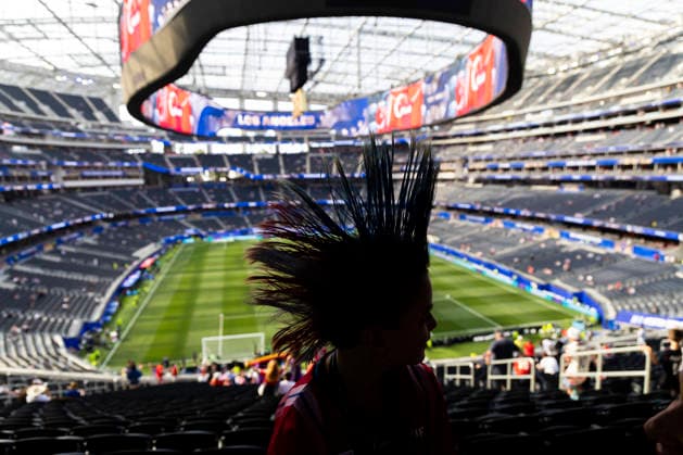 June 25, 2026, Los Angeles, California, USA: A soccer fan with a spiked mohawk looks out over the field before the FIFA World Cup, WM, Weltmeisterschaft, Fussball Group D match between the United States and Turkey at SoFi Stadium in Inglewood, Calif., Thursday, June 25, 2026. Los Angeles USA - ZUMAc68_ 20260625_zaf_c68_006 Copyright: xRingoxChiux