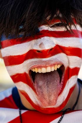 June 25, 2026, Los Angeles, California, USA: A soccer fan with a painted face arrives before the FIFA World Cup, WM, Weltmeisterschaft, Fussball Group D match between the United States and Turkey at SoFi Stadium in Inglewood, Calif., Thursday, June 25, 2026. Los Angeles USA - ZUMAc68_ 20260625_zaf_c68_001 Copyright: xRingoxChiux
