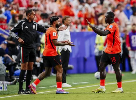 KANSAS - Brian Brobbey of the Netherlands is being substituted for Memphis Depay of the Netherlands during the 2026 FIFA World Cup, WM, Weltmeisterschaft, Fussball Group F match between Tunisia and the Netherlands at Kansas City Stadium on June 25, 2026, in Kansas, United States. KOEN VAN WEEL ANP FIFA World Cup 2026 group stage 2026 xVIxANPxSportx xxANPxIVx 561999206 originalFilename: 561999206.jpg