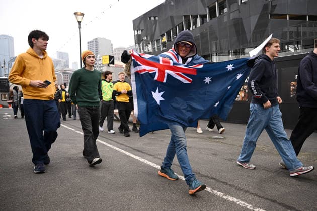 WORLD CUP LIVE SITE MELBOURNE, Socceroos supporters arrive to watch the FIFA World Cup, WM, Weltmeisterschaft, Fussball Group D match between Australia and Paraguay at a live site at Federation Square, in Melbourne, Friday, June 26, 2026 ( NO ARCHIVING MELBOURNE VICTORIA AUSTRALIA  Copyright: xJOELxCARRETTx 20260626134308559152