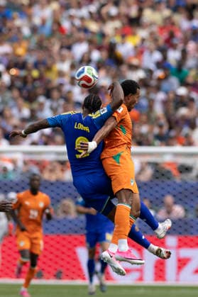 DOUE Guela and LOCADIA Juergen fight for ball during FIFA World Cup, WM, Weltmeisterschaft, Fussball 2026 - Group E Curacao - CÃ te d Ivoire 25 June 2026 PHILADELPHIA Philadelphia Stadium USA By IMAGO Didier Lefa Studio Desire Ameka Philadelphia Philadelphia Stadium United State of America