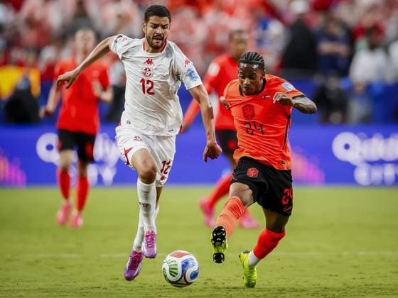 KANSAS - Mortadha Ben Ouanes of Tunisia in a duel with Crysencio Summerville of the Netherlands during the 2026 FIFA World Cup, WM, Weltmeisterschaft, Fussball Group F match between Tunisia and the Netherlands at Kansas City Stadium on June 25, 2026, in Kansas, United States. KOEN VAN WEEL ANP FIFA World Cup 2026 group stage 2026 xVIxANPxSportx xxANPxIVx 562000142 originalFilename: 562000142.jpg