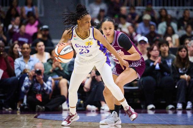 June 25, 2026, Toronto, On, Canada: Los Angeles Sparks Kiana Williams (23) keeps the ball from Toronto Tempo s Tima Pouye (32) during first half WNBA, Basketball Damen, USA basketball action in Toronto, on Thursday, June 25, 2026. Canada News - June 25, 2026  - ZUMAc35_ 20260625_zaf_c35_113 Copyright: xSammyxKoganx