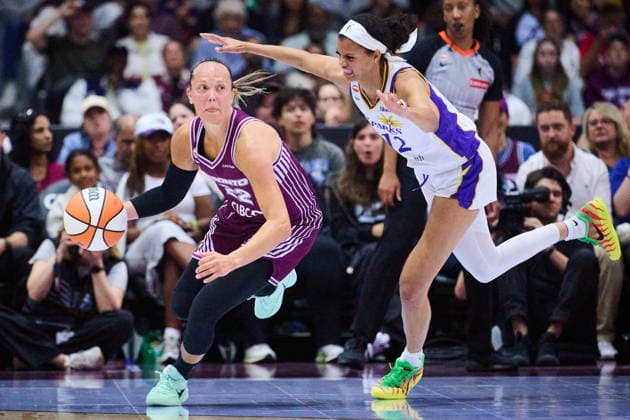 June 25, 2026, Toronto, On, Canada: Toronto Tempo s Julie Allemand (22) drives past Los Angeles Sparks Rae Burrell (12) during first half WNBA, Basketball Damen, USA basketball action in Toronto, on Thursday, June 25, 2026. Canada News - June 25, 2026  - ZUMAc35_ 20260625_zaf_c35_114 Copyright: xSammyxKoganx