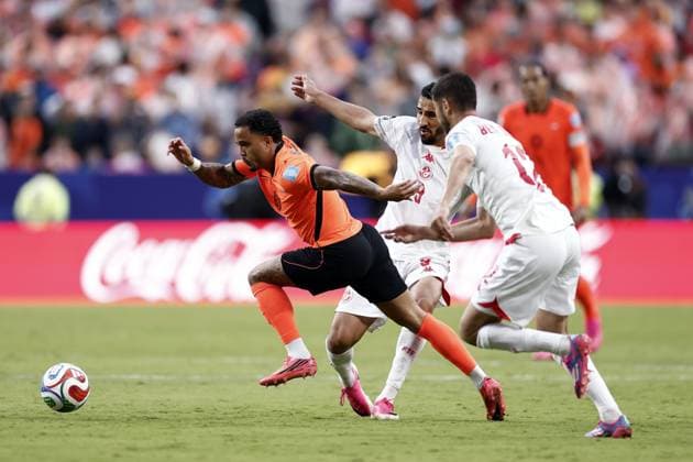 KANSAS - (lr) Justin Kluivert of the Netherlands, Hazem Mastouri of Tunisia, Mortadha Ben Ouanes of Tunisia during the FIFA World Cup, WM, Weltmeisterschaft, Fussball 2026 Group F match between Tunisia and the Netherlands at Kansas City Stadium on June 25, 2026 in Kansas, United States. ROBIN VAN LONKHUIJSEN ANP FIFA World Cup 2026 group stage 2026 xVIxANPxSportx xxANPxIVx 562000251 originalFilename: 562000251.jpg
