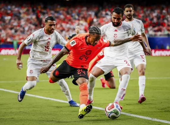 KANSAS - Crysencio Summerville of the Netherlands and Ali Abdi of Tunisia during the FIFA 2026 World Cup Group F match between Tunisia and the Netherlands at Kansas City Stadium on June 25, 2026, in Kansas, United States. KOEN VAN WEEL ANP FIFA World Cup, WM, Weltmeisterschaft, Fussball 2026 group stage 2026 xVIxANPxSportx xxANPxIVx 562000328 originalFilename: 562000328.jpg