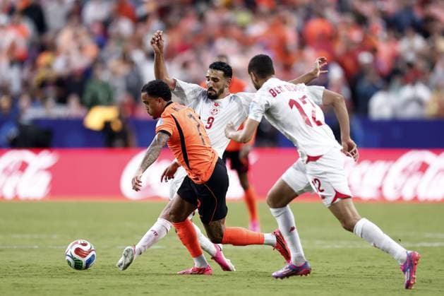 KANSAS - (lr) Justin Kluivert of the Netherlands, Hazem Mastouri of Tunisia, Mortadha Ben Ouanes of Tunisia during the FIFA World Cup, WM, Weltmeisterschaft, Fussball 2026 Group F match between Tunisia and the Netherlands at Kansas City Stadium on June 25, 2026 in Kansas, United States. ROBIN VAN LONKHUIJSEN ANP FIFA World Cup 2026 group stage 2026 xVIxANPxSportx xxANPxIVx 562000359 originalFilename: 562000359.jpg