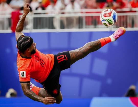 KANSAS - Memphis Depay or the Netherlands attempts an overhead kick during the FIFA 2026 World Cup Group F match between Tunisia and the Netherlands at Kansas City Stadium on June 25, 2026, in Kansas, United States. KOEN VAN WEEL ANP FIFA World Cup, WM, Weltmeisterschaft, Fussball 2026 group stage 2026 xVIxANPxSportx xxANPxIVx 562000613 originalFilename: 562000613.jpg