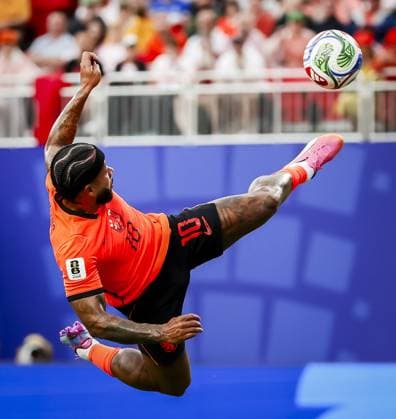 KANSAS - Memphis Depay or the Netherlands attempts an overhead kick during the FIFA 2026 World Cup Group F match between Tunisia and the Netherlands at Kansas City Stadium on June 25, 2026, in Kansas, United States. KOEN VAN WEEL ANP FIFA World Cup, WM, Weltmeisterschaft, Fussball 2026 group stage 2026 xVIxANPxSportx xxANPxIVx 562000765 originalFilename: 562000765.jpg