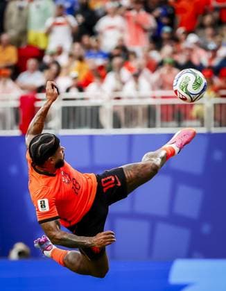 KANSAS - Memphis Depay or the Netherlands attempts an overhead kick during the FIFA 2026 World Cup Group F match between Tunisia and the Netherlands at Kansas City Stadium on June 25, 2026, in Kansas, United States. KOEN VAN WEEL ANP FIFA World Cup, WM, Weltmeisterschaft, Fussball 2026 group stage 2026 xVIxANPxSportx xxANPxIVx 562000773 originalFilename: 562000773.jpg