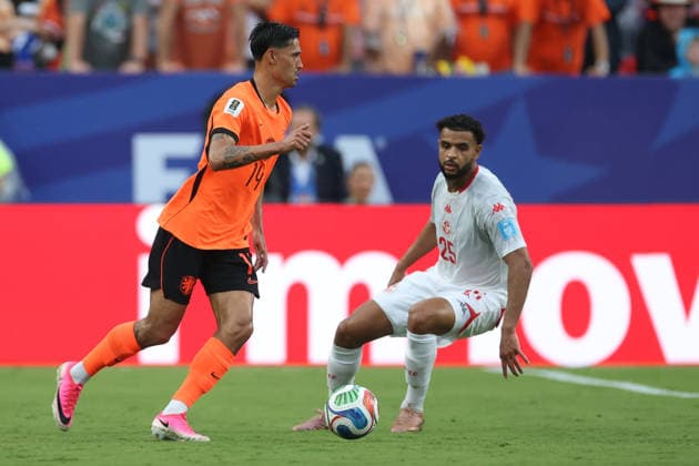 Anis Slimane (R) of Tunisia vies for the ball with Tijjani Reijnders of the Netherlands during a Group F match of the 2026 FIFA World Cup, WM, Weltmeisterschaft, Fussball between Tunisia and the Netherlands at Arrowhead Stadium in Kansas, United States, 25 June 2026. FIFA World Cup 2026 - Group F Tunisia vs. Netherlands !ACHTUNG: NUR REDAKTIONELLE NUTZUNG!  Copyright: xJuanxIgnacioxRoncoronix GR5179 20260626-55020712719_1