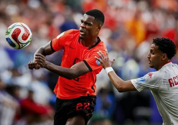 KANSAS - Denzel Dumfries of the Netherlands and Elias Achouri of Tunisia during the FIFA 2026 World Cup Group F match between Tunisia and the Netherlands at Kansas City Stadium on June 25, 2026, in Kansas, United States. KOEN VAN WEEL ANP FIFA World Cup, WM, Weltmeisterschaft, Fussball 2026 group stage 2026 xVIxANPxSportx xxANPxIVx 562000917 originalFilename: 562000917.jpg