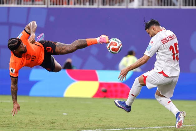 Mohamed Hadj Mahmoud (R) of Tunisia vies for the ball with Memphis Depay of the Netherlands during a Group F match of the 2026 FIFA World Cup, WM, Weltmeisterschaft, Fussball between Tunisia and the Netherlands at Arrowhead Stadium in Kansas, United States, 25 June 2026. FIFA World Cup 2026 - Group F Tunisia vs. Netherlands !ACHTUNG: NUR REDAKTIONELLE NUTZUNG!  Copyright: xJuanxIgnacioxRoncoronix GR5290 20260626-55020712734_1