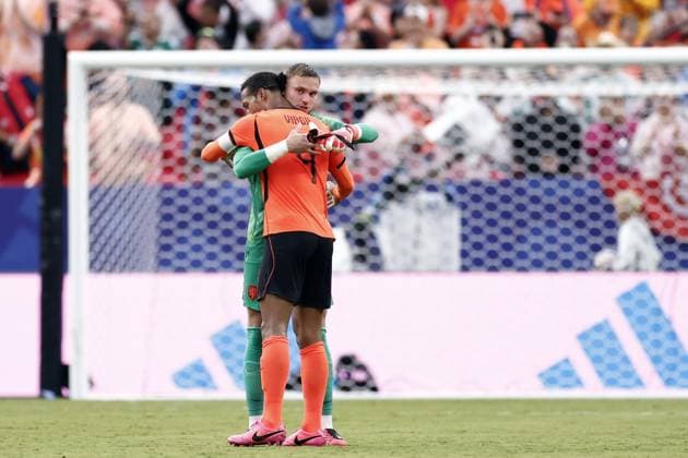KANSAS - (lr) Netherlands goalkeeper Bart Verbruggen and Virgil van Dijk celebrate the victory after the FIFA 2026 World Cup Group F match between Tunisia and the Netherlands at Kansas City Stadium on June 25, 2026, in Kansas, United States. ROBIN VAN LONKHUIJSEN ANP FIFA World Cup, WM, Weltmeisterschaft, Fussball 2026 group stage 2026 xVIxANPxSportx xxANPxIVx 562001227 originalFilename: 562001227.jpg