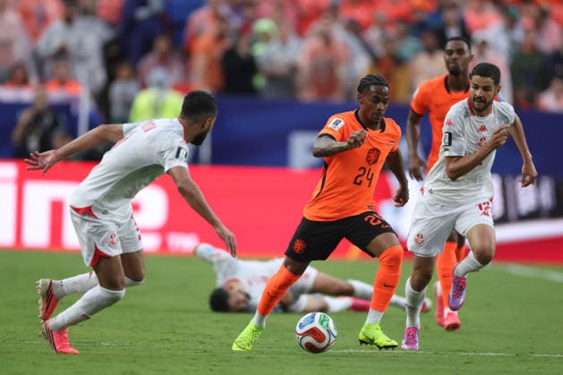 Mortadha Ben Ouanes (R) of Tunisia vies for the ball with Crysencio Summerville (C) of the Netherlands during a Group F match of the 2026 FIFA World Cup, WM, Weltmeisterschaft, Fussball between Tunisia and the Netherlands at Arrowhead Stadium in Kansas, United States, 25 June 2026. FIFA World Cup 2026 - Group F -Tunisia vs Netherlands !ACHTUNG: NUR REDAKTIONELLE NUTZUNG!  Copyright: xJuanxIgnacioxRoncoronix GR5279 20260626-55020712745_1