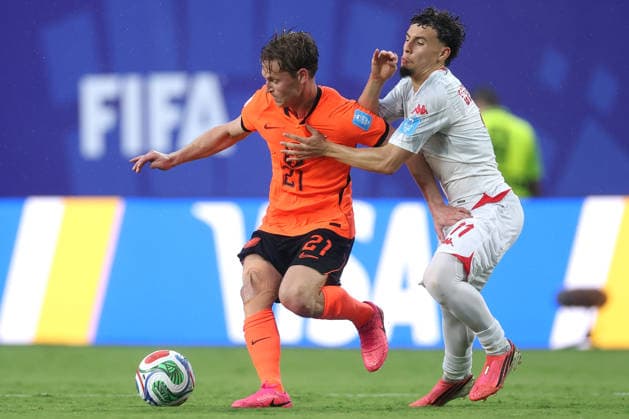 Ismael Gharbi (R) of Tunisia vies for the ball with Frenkie De Jong of the Netherlands during a Group F match of the 2026 FIFA World Cup, WM, Weltmeisterschaft, Fussball between Tunisia and the Netherlands at Arrowhead Stadium in Kansas, United States, 25 June 2026. FIFA World Cup 2026 - Group F Tunisia vs. Netherlands !ACHTUNG: NUR REDAKTIONELLE NUTZUNG!  Copyright: xJuanxIgnacioxRoncoronix GR5250 20260626-55020712752_1