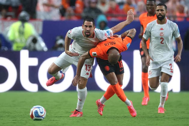 Rani Khedira (L) of Tunisia vies for the ball with Donyell Malen of the Netherlands during a Group F match of the 2026 FIFA World Cup, WM, Weltmeisterschaft, Fussball between Tunisia and the Netherlands at Arrowhead Stadium in Kansas, United States, 25 June 2026. FIFA World Cup 2026 - Group F Tunisia vs. Netherlands !ACHTUNG: NUR REDAKTIONELLE NUTZUNG!  Copyright: xJuanxIgnacioxRoncoronix GR5237 20260626-55020712769_1