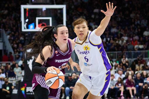 June 25, 2026, Toronto, On, Canada: Toronto Tempo s Marina Mabrey (3) drives to the net past Los Angeles Sparks Jihyun Park (6) during first half WNBA, Basketball Damen, USA basketball action in Toronto, on Thursday, June 25, 2026. Canada News - June 25, 2026  - ZUMAc35_ 20260625_zaf_c35_122 Copyright: xSammyxKoganx