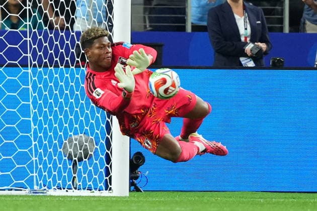 FIFA World Cup, WM, Weltmeisterschaft, Fussball 2026 - Group F - Japan vs Sweden Goalkeeper Zion Suzuki of Japan makes a save during the FIFA World Cup 2026 group stage match Japan against Sweden, in Dallas, Texas, USA, 25 June 2026. DALLAS United States  Copyright: xJEFFREYxMCWHORTERx