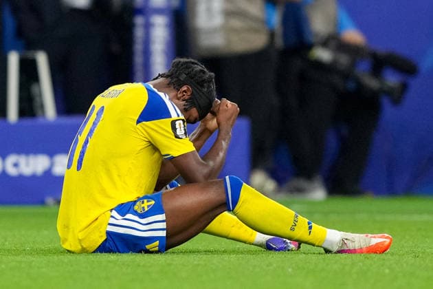 Anthony Elanga (Sweden) on the ground during the FIFA World Cup, WM, Weltmeisterschaft, Fussball 2026 Group F match between Japan and Sweden at Dallas Stadium on June 25, 2026 in Dallas, United States. (Photo by Torbjorn Tande DeFodi Images) - *** Anthony Elanga of Sweden lies on the ground during the 2026 FIFA World Cup Group F match between Japan and Sweden at Dallas Stadium on June 25, 2026, in Dallas, United States. Photo by Torbjorn Tande, DeFodi Images