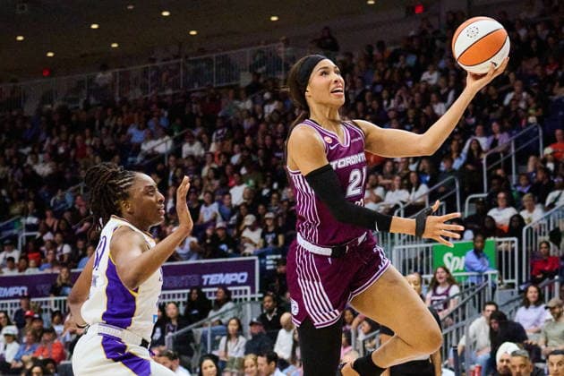 June 25, 2026, Toronto, On, Canada: Toronto Tempo s Isabelle Harrison (21) drives to the net past Los Angeles Sparks Nneka Ogwumike (30) during first half WNBA, Basketball Damen, USA basketball action in Toronto, on Thursday, June 25, 2026. Canada News - June 25, 2026  - ZUMAc35_ 20260625_zaf_c35_124 Copyright: xSammyxKoganx