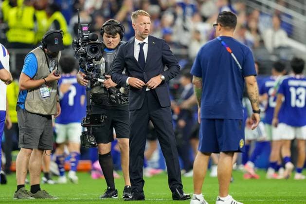 Trainer Graham Potter (Sweden) looks disappointed, dejected, frustrated during the FIFA World Cup, WM, Weltmeisterschaft, Fussball 2026 Group F match between Japan and Sweden at Dallas Stadium on June 25, 2026 in Dallas, United States. (Photo by Torbjorn Tande DeFodi Images) - *** Coach Graham Potter of Sweden looks disappointed, dejected, and frustrated during the 2026 FIFA World Cup Group F match between Japan and Sweden at Dallas Stadium on June 25, 2026, in Dallas, United States. Photo by Torbjorn Tande, DeFodi Images