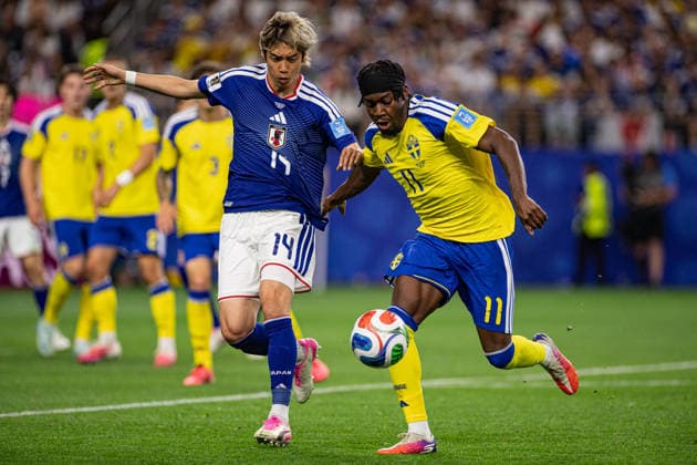 Anthony Elanga of Sweden and Junya Ito of Japan fight for possession during the FIFA World Cup, WM, Weltmeisterschaft, Fussball 2026 Group F match between Japan and Sweden at Dallas Stadium in Arlington, Texas, United States, on June 25th, 2026. (Photo by Riquelve Nata Sports Press Photo)  Copyright: xRiquelvexNata SportsxPressxPhotox Sportspressphoto_SPR177211