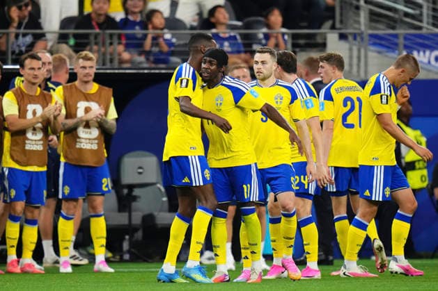 June 25, 2026, Arlington, Texas, United States: Anthony Elanga of Sweden celebrates after scoring his team s first goal with teammates during the FIFA World Cup, WM, Weltmeisterschaft, Fussball 2026 Group F match between Japan and Sweden at Dallas Stadium on June 25, 2026 in Dallas, United States. Arlington United States - ZUMAa181 20260625_zaa_a181_044 Copyright: xJosexBretonx