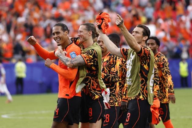 KANSAS - Virgil van Dijk or the Netherlands and Wout Weghorst or the Netherlands celebrate the victory after the 2026 FIFA World Cup, WM, Weltmeisterschaft, Fussball Group F match between Tunisia and the Netherlands at Kansas City Stadium on June 25, 2026, in Kansas, United States. ROBIN VAN LONKHUIJSEN ANP FIFA World Cup 2026 group stage 2026 xVIxANPxSportx xxANPxIVx 562001882 originalFilename: 562001882.jpg