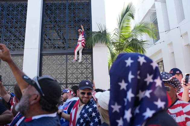 FIFA World Cup, WM, Weltmeisterschaft, Fussball 2026 - Group D - Turkey vs USA A USA fan scales a wall during a rally before the FIFA World Cup 2026 group stage match Turkey against USA, in Los Angeles, Califronia, USA, 25 June 2026. LOS ANGELES United States  Copyright: xSCOTTxSTRAZZANTEx