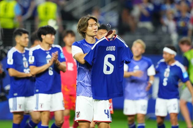 FIFA World Cup, WM, Weltmeisterschaft, Fussball 2026 - Group F - Japan vs Sweden Ko Itakura of Japan carries the jersey of his teammate Wataru Endo who left the world cup due to an injury as he greets supporters after the FIFA World Cup 2026 group stage match Japan against Sweden, in Dallas, Texas, USA, 25 June 2026. DALLAS United States  Copyright: xJEFFREYxMCWHORTERx
