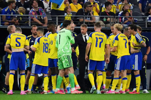 Japan v Sweden: Group F - FIFA World Cup, WM, Weltmeisterschaft, Fussball 2026 Graham Potter, head coach of Sweden, talk to the team during the FIFA World Cup 2026 Group F match between Japan and Sweden at Dallas Stadium on June 25, 2026 in Dallas, United States. Arlington TX United States  Copyright: xJosexBretonx originalFilename:bretonhernandez-japanvsw260625_np3QI.jpg