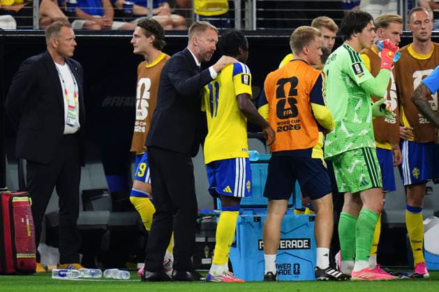 Japan v Sweden: Group F - FIFA World Cup, WM, Weltmeisterschaft, Fussball 2026 Graham Potter, head coach of Sweden, talk to Anthony Elanga of Sweden during the FIFA World Cup 2026 Group F match between Japan and Sweden at Dallas Stadium on June 25, 2026 in Dallas, United States. Arlington TX United States  Copyright: xJosexBretonx originalFilename:bretonhernandez-japanvsw260625_npTMP.jpg