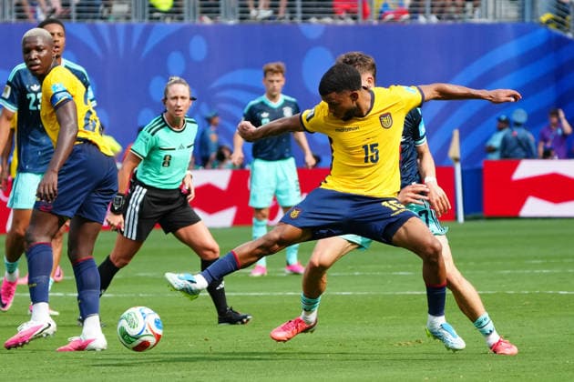 Pedro Vite (Ecuador, 15) gegen Florian Wirtz (Deutschland Germany) - New York 25.06.2026: Deutschland vs. Ecuador, MetLife Stadium, World Cup 26 Gruppe E, 3. Spieltag *** Pedro Vite (Ecuador, 15) vs. Florian Wirtz (Germany) New York, June 25, 2026 Germany vs. Ecuador, MetLife Stadium, World Cup 26, Group E, Matchday 3