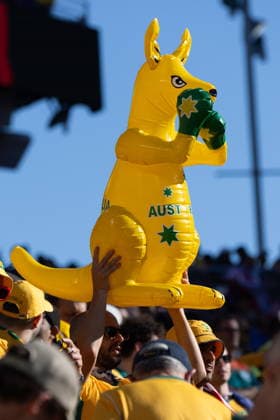 FIFA World Cup, WM, Weltmeisterschaft, Fussball 2026 - Group D - Paraguay vs Australia An Australia fan holds an inflatable kangaroo at the FIFA World Cup 2026 group stage match Paraguay against Australia, in Santa Clara, Califronia, USA, 25 June 2026. SANTA CLARA United States  Copyright: xBENJAMINxFANJOYx