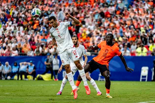 KANSAS CITY - (r) Ellyes Skhiri of Tunisia heads the ball away just before Brian Brobbey of the Netherlands during the 2026 World Cup at Arrowhead Stadium on June 25, 2026, in Kansas City, United States. (Photo by Stefan Koops EYE4IMAGES DeFodi Images) - *** KANSAS CITY — Ellyes Skhiri of Tunisia heads the ball away just before Brian Brobbey of the Netherlands during the 2026 World Cup at Arrowhead Stadium on June 25, 2026, in Kansas City, United States. Photo by Stefan Koops, EYE4IMAGES, DeFodi Images