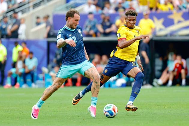 June 25,2026: During the game, Germany defender David Raum (22) advances the ball upfield against Ecuador in a FIFA World Cup, WM, Weltmeisterschaft, Fussball match at MetLife Stadium in East Rutherford, NJ. Ecuador defeats Germany 2-1. Cal Media East Rutherford United States of America - ZUMAc04_ 20260625_faf_c04_096 Copyright: xShaquanxWoodyx